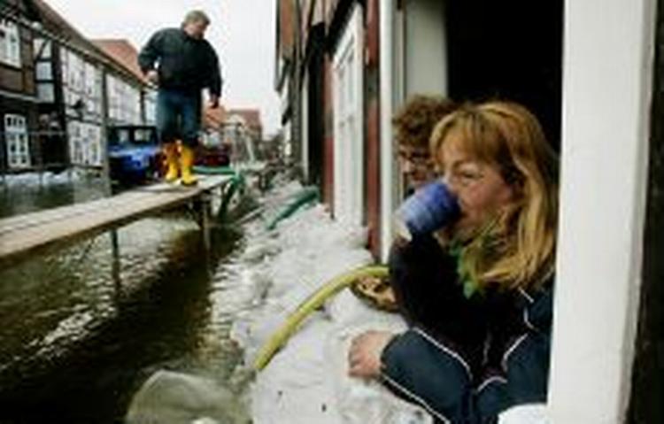 I byen Hitzacker ved Elben håber indbyggerne på, at vandstanden har toppet. Men de skrøbelige diger kan ikke holde til pres over alt for lang tid. - Foto: AP 