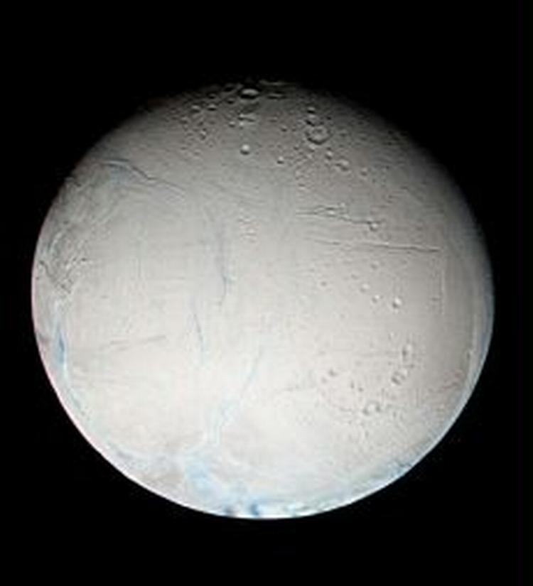 Det er på Saturns måne Enceladus, at der er størst chance for at finde liv, mener en forsker. Billedet er taget af det indernationale rumfartøj Cassini. - Arkivfoto: AP 