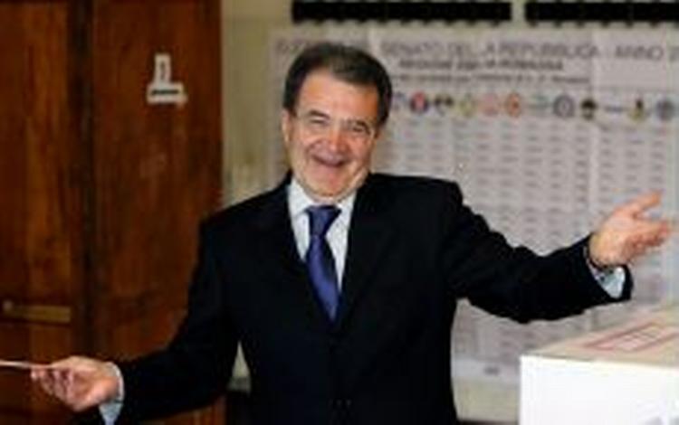 Lederen af centrum-venstre-koalitionen, Romano Prodi, ser ud til at blive sejrherren ved det italienske valg, viser exit polls. - Foto: AP 