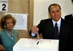 Berlusconi var sejrssikker, da han stemte, men endnu tilbageholdende om valgresultatet.   Foto: Luca Bruno/AP 
