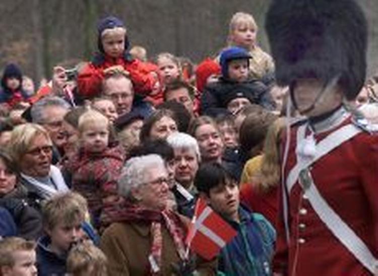 Tusinder af mennesker vente at samle sig ved Marselisborg Slot ved Århus, når Dronning Margrethe har fødselsdag 16. april - Foto: Erik Kragh 