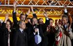Romano Prodi ser ud til at have fået flertal i begge parlamentets kamre, og slår dermed Silvio Berlusconi i det italienske parlamentsvalg. - Foto: AP 