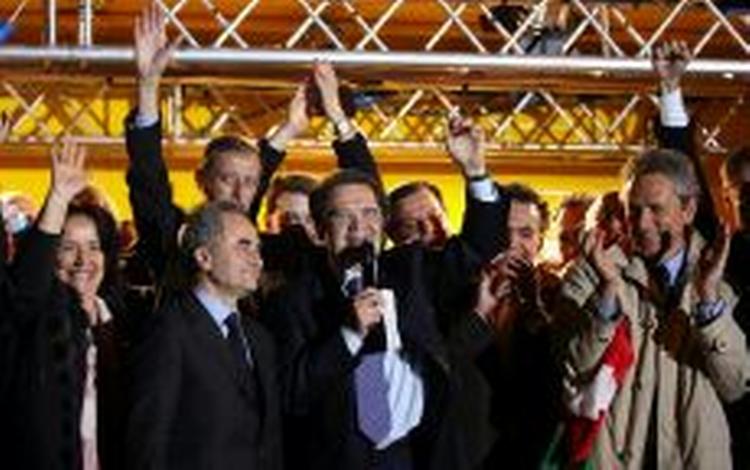 Romano Prodi ser ud til at have fået flertal i begge parlamentets kamre, og slår dermed Silvio Berlusconi i det italienske parlamentsvalg. - Foto: AP 