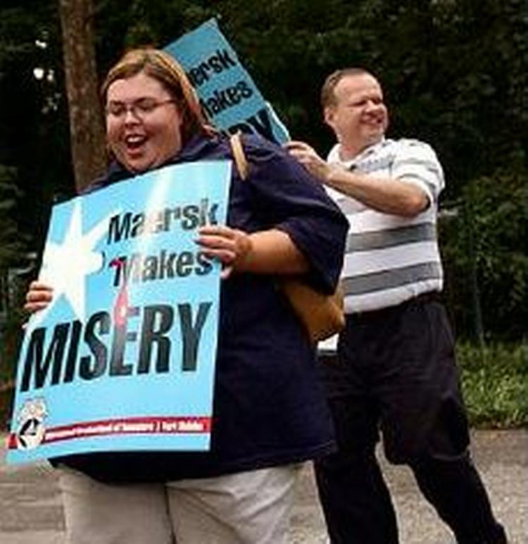 Medlemmer af transportarbejderforbundet Teamsters under demonstrationerne mod Mærsk i september 2004 foran den danske ambassade i Washington. - Arkivfoto: AP 