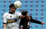 Inters Luis Figo (tv.) i duel med Udineses Piermario Morosini. - Foto: AP 