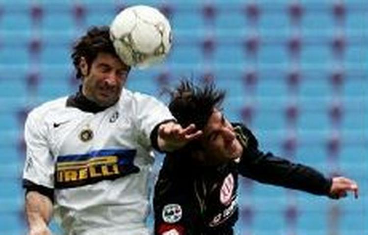 Inters Luis Figo (tv.) i duel med Udineses Piermario Morosini. - Foto: AP 