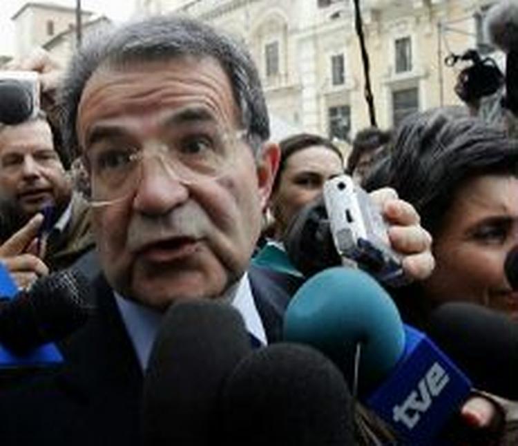 Romano Prodi ankommer til pressemøde i Rom, efter at det officiele resultat lå klart. - Foto: AP 