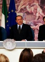 Silvio Berlusconi holdt lav profil på valgdagen. Først til sidst på aftenen holdt han et pressemøde, hvor han blandt andet såede tvivl om valgets gyldighed. - Foto: AP 