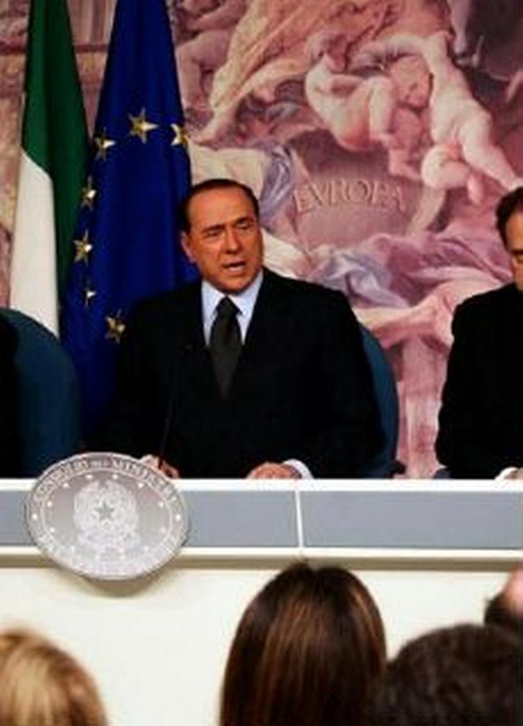 Silvio Berlusconi holdt lav profil på valgdagen. Først til sidst på aftenen holdt han et pressemøde, hvor han blandt andet såede tvivl om valgets gyldighed. - Foto: AP 