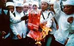 Muslimske demonstranter brænder den nye udgivelse af mandebladet Playboy i Indonesien. - Foto: AP 