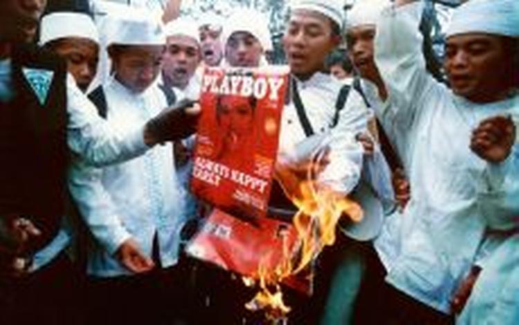 Muslimske demonstranter brænder den nye udgivelse af mandebladet Playboy i Indonesien. - Foto: AP 