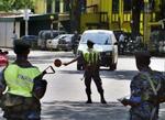 Politi og militær har været i øget beredskab i Sri Lanka den seneste uge. Nu blusser volden op i det nordøstlige af landet. - Foto: AP 