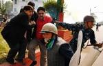 Politi arresterer advokater, som kræver demokrati i Nepal og protesterer mod kongens enevælde. - Foto: AP 