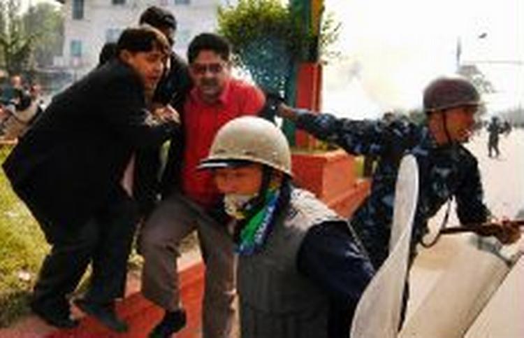 Politi arresterer advokater, som kræver demokrati i Nepal og protesterer mod kongens enevælde. - Foto: AP 