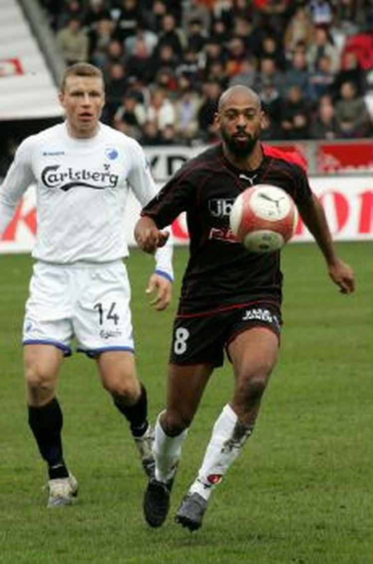 FCK's Michael Gravgaard i kamp med FCM's målscorer David Nielsen. - Foto: Henrik Schütt 