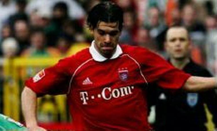 Michael Ballack fra Bayern indrømmer nu for første gang, at han ligger i forhandlinger med Chelsea. - Arkivfoto: AP 