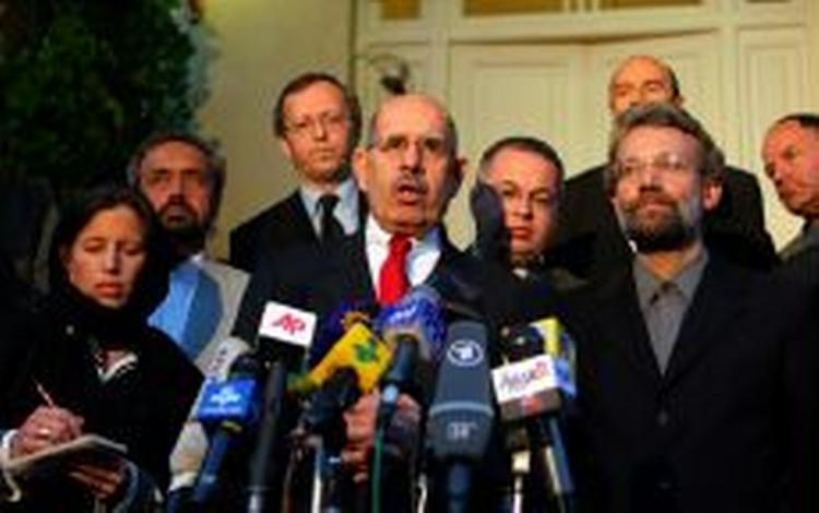 Lederen af FN's atomkontrol IAEA, Mohamed ElBaradei (midten) taler til pressen efter mødet med Irans atomforhandler Ali Larijani (th). - Foto: AP 