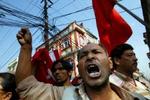 Nepals opposition fortsætter protesterne i landets gader, selv om Kong Gyanendra har lovet nyvalg. - Foto: AP 