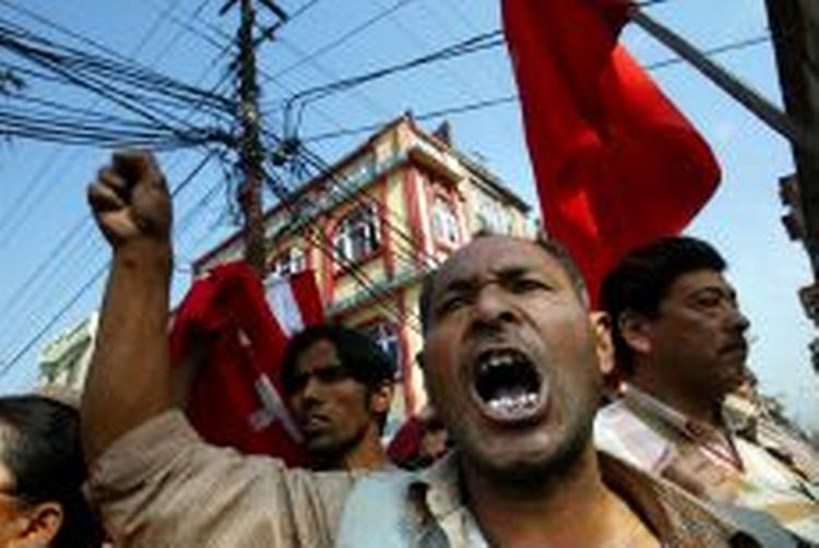 Nepals opposition fortsætter protesterne i landets gader, selv om Kong Gyanendra har lovet nyvalg. - Foto: AP 