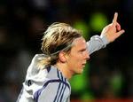Schalkes danske midtbaneslider Christian Poulsen er i høj kurs i flere klubber. Schalke vil gå langt for at holde på danskeren. - Arkivfoto: AP 