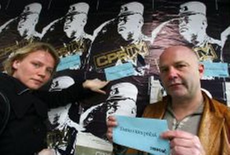 De to danske kunstnere Pia Bertelsen og Jan Egesborg provokerer med deres anti-Mladic mærkater i Beograd. - Foto: AP 