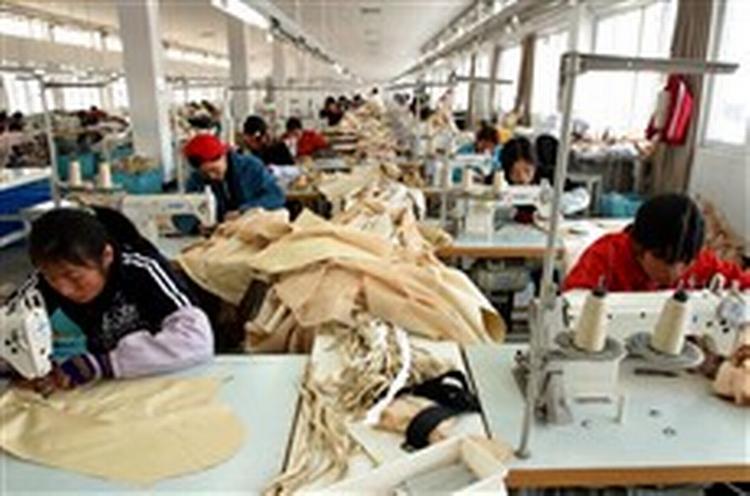 Kina har svært ved at finde billig arbejdskraft. Det kan hæmme konkurrenceevnen i landet med den hastige vækst. - Foto: AP 