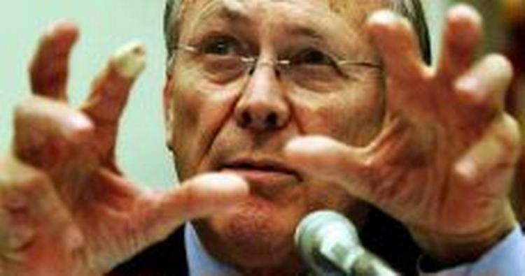 Donald Rumsfeld bliver anklaget for at kende til tortur på Guantánamo-basen. - Foto: AP 