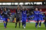 Chelseas spillere går jublende fra banen efter sejren over Bolton. - Foto: AP 