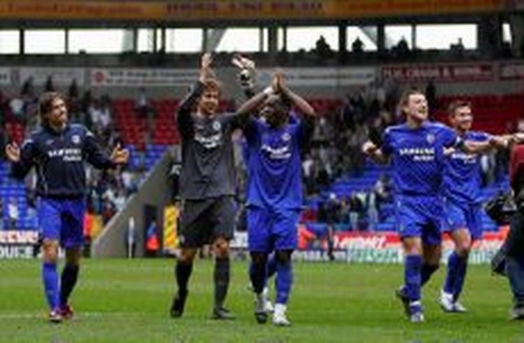 Chelseas spillere går jublende fra banen efter sejren over Bolton. - Foto: AP 