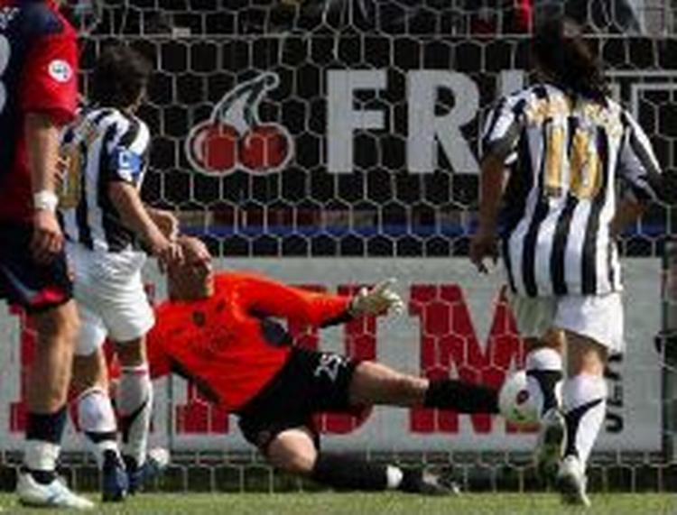 Cagliaris målmand kunne glæde sig over en god dag i buret, da han blokerede en straffespark fra Alessandro del Piero. - Foto: AP 