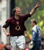 Dennis Bergkamp scorede ét af Arsenals tre mål. - Foto: AP 