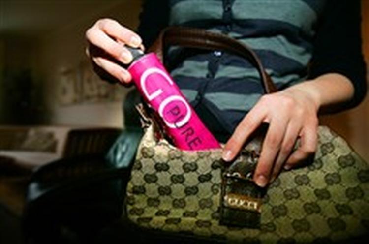 Den nye vodkatube er lige til at putte i tasken. Til gengæld kan man ikke putte rusmidler i tuben, siger importøren.   Foto: Jesper Stormly Hansen 