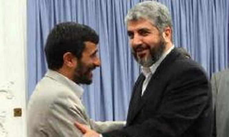 Irans præsident Mahmoud Ahmadinejad udveksler håndtryl med Hamas-lederen Ismail Haniya . - Foto: AP 