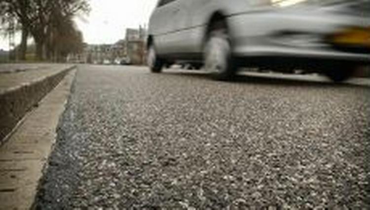 Teknikere eksperimenterer hele tiden med at lave bedre asfalt. - Arkivfoto: Jens Dreslinf 