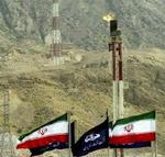 Iranske flag vajer foran Pas-oliefeltet i Iran. - Arkivfoto: AP 