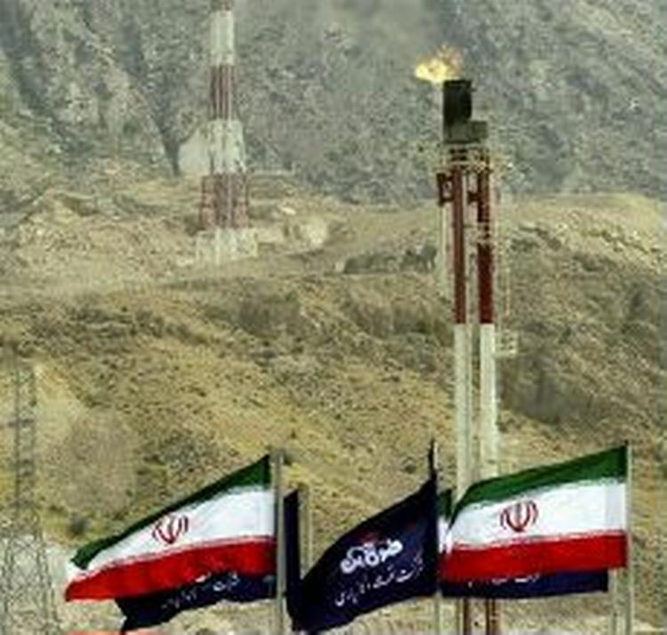 Iranske flag vajer foran Pas-oliefeltet i Iran. - Arkivfoto: AP 