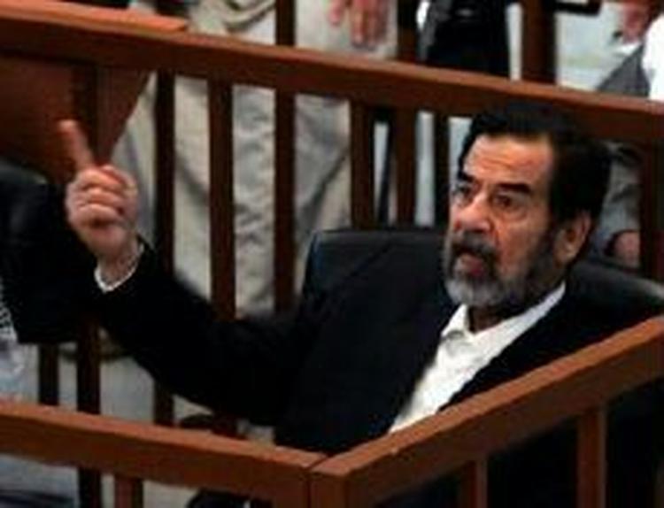 Saddam Hussein optrådte forholdsvist afdæmpet under dagens retsmøde. - Foto: AP 