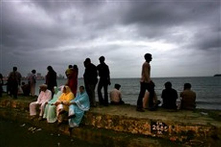 Muslimsk familie på søndagsudflugt i Mumbai. Det regerende Kongresparti har foreslået at indføre kvoteordninger for det muslimske mindretal på arbejdsmarkedet og universiteterne.   Foto: Manish Swarup/AP 