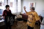 Else Stripp (tv.) og Birthe Hagedorn er i gang med forberedelserne til påskefrokost SamBo. Stadig flere vælger at blive gamle sammen. - Foto: Joachim Adrian 