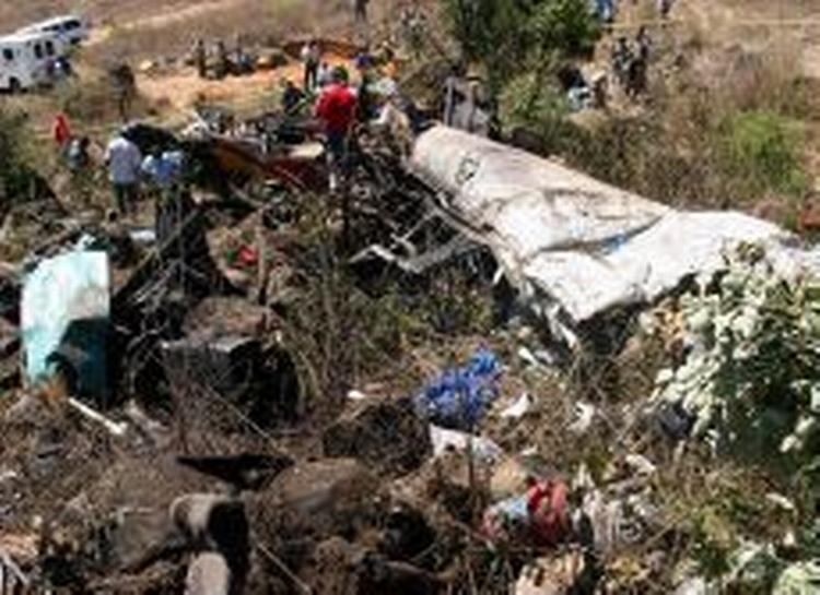 Bussen blev smadret til ukendelighed, og mandskab fra den nærliggende by Maltrata, 200 km. øst for Mexico City, fandt blot tre overlevende nær vraget. - Foto: AP 