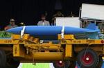 Den iranske præsident Mahmoud Ahmadinejad vil »skære hånden af angribere«, sagde han i dag ved en parade i Teheran. - Foto: AP 