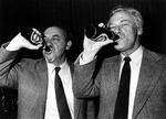 TOPMØDE. Anker Jørgensen og Poul Schlüter, fhv. og regerende statsminister, er blevet tørstige under valgkampen op til valget i januar 1984.   Foto: Erik Jepsen/Scanpix 