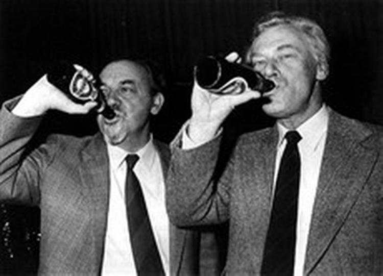 TOPMØDE. Anker Jørgensen og Poul Schlüter, fhv. og regerende statsminister, er blevet tørstige under valgkampen op til valget i januar 1984.   Foto: Erik Jepsen/Scanpix 