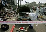 Politifolk undersøger busstationen i Tel Aviv, der var målet for gårsdagens bombe. - Foto: AP 