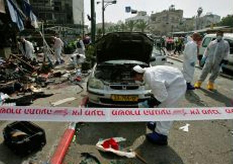Politifolk undersøger busstationen i Tel Aviv, der var målet for gårsdagens bombe. - Foto: AP 