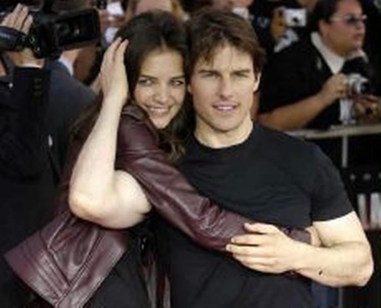 Skusespillerne Katie Holmes og Tom Cruise skal have deres første barn. Og Tom Cruise hævder, at han vil spise moderkagen efter fødslen. - Arkivfoto: AP 
