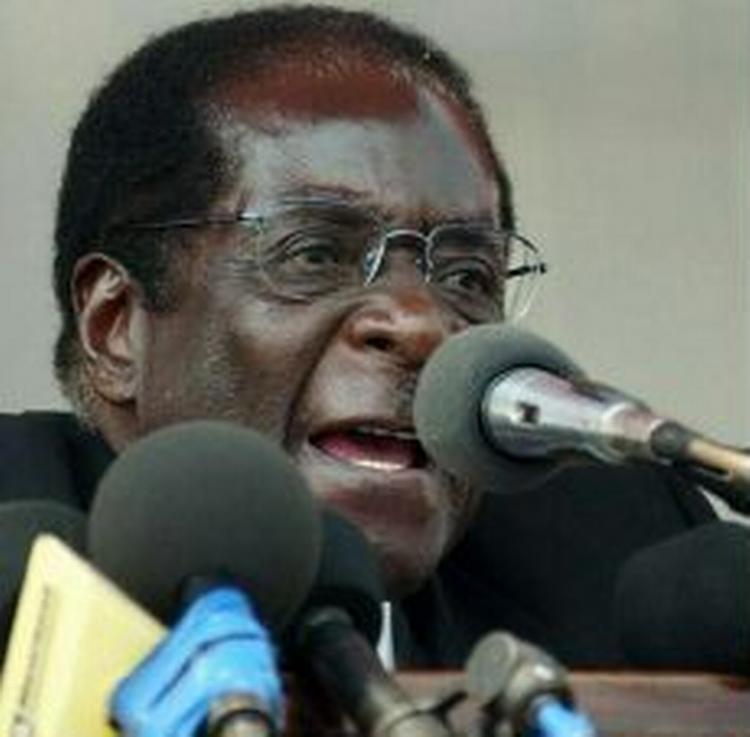 Præsidenten i Zimbamwe, Robert Mugabe, står fast, på trods af, at hans modstandere er villige til at ofre livet i deres forsøg på at vælte ham. - Arkivfoto: AP 