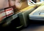 Et dankort aflæses ved hjælp af computeren i en bank. Arkivfoto: Linda Johansen 