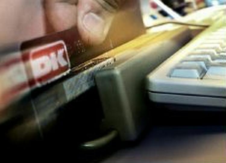 Et dankort aflæses ved hjælp af computeren i en bank. Arkivfoto: Linda Johansen 