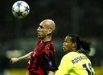 Barcelonas stjernespiller Ronaldinho kæmper med AC Milans Jaap Stam fra Holland om bolden under semifinalen i Milano. - Foto: AP 